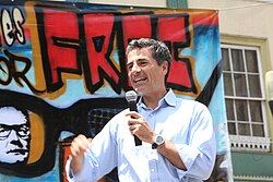 Andrés Velasco speaking at a rally in 2009