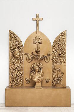 Autel d'or ("Golden Altar", 1962) resembles smaller versions of the Tirs series, but was not shot or paint-splattered