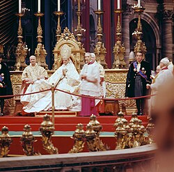 Pope Paul VI presiding over the introductory ingress of the Second Vatican Council, flanked by Camerlengo Benedetto Aloisi Masella and two Papal gentlemen