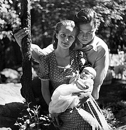 Welles and Virginia Nicolson Welles with their daughter Christopher Marlowe Welles (1938)