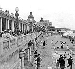 People on the second rambla of Playa Bristol (c.1920).