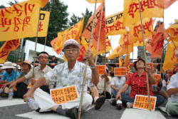 South Koreans protest the expansion of Camp Humphreys in 2006.