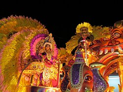 Two Queens, representing Calle Arriba and Calle Abajo, standing on a float