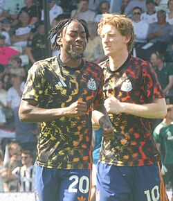Gordon (right) warming up for Newcastle United in 2026