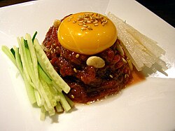 Yukhoe (육회; 肉膾)