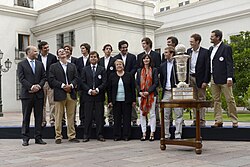 The Chilean national polo team with President Michelle Bachelet and the trophy of the 2015 World Polo Championship