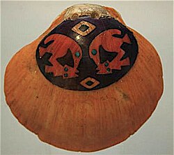 Chimú pendant, 900–1470, made of Spondylus shell and turquoise – Dumbarton Oaks