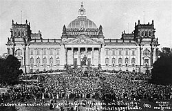 Demonstration against the Treaty in front of the Reichstag building