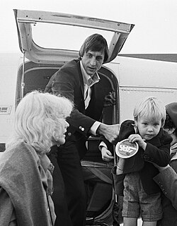Cruyff with his father Johan and mother Danny Coster in 1977