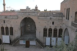 The Hacı Hafız house, now used as an art gallery, is a good example of traditional Urfa house architecture from the 1800s. The grand mastaba is in the middle. Below it is the entrance to the zerzembe.