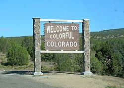 A Colorado state welcome sign