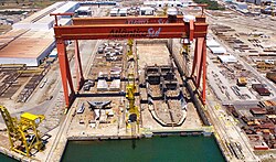 The Atlântico Sul Shipyard has a structure 400 meters long, 73 meters wide and 12 meters deep.