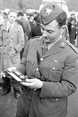 Major Paul Garneau, of the Royal 22e Régiment, with the DSO insignia he received for "gallant and distinguished services in the combined attack on Dieppe" after his investiture at Buckingham Palace in October 1942[7]