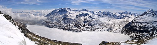 The warm moist air from northern Italy is blocked on the windward side, loses much of its water vapor content, and descends on the French plateau and valley of the Mont-Cenis range in the Maurienne valley.