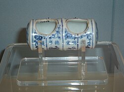 Chinese blue-and-white porcelain bird feeder from the reign of the Xuande Emperor (1425–1435)