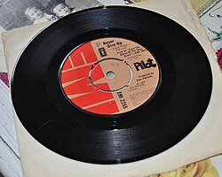 Example of 7″ EMI single with notched center hole