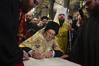 Patriarch Bartholomew signing the tomos of the autocephaly of the OCU