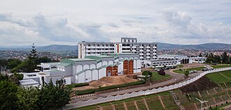 Photograph of the Chamber of Deputies with highway in the foreground