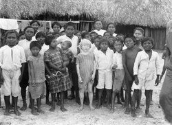 Guna children in 1927. The child in the center is albinistic.