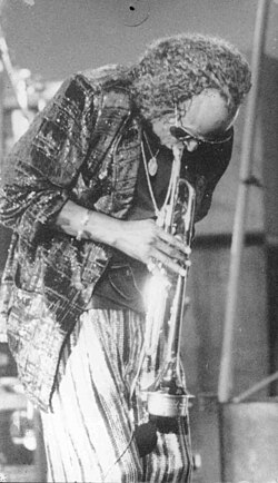 Davis performing in 1985
