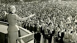 Perón speaking to a crowd of women.