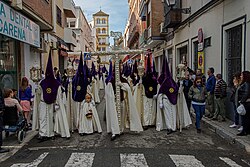 Guiding cross of the cofradía of La Macarena as it passes through the Street of Fray Luis Sotelo