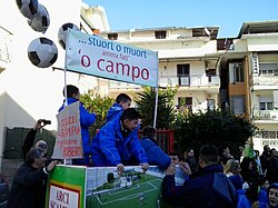 Neapolitan text at the Scampìa Carnival; note the definite article 'o.