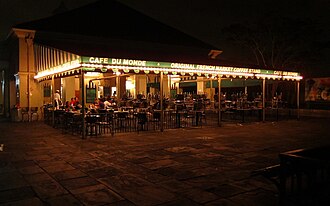Night view of Cafe du Monde (2010)