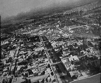 Aerial sight of Avenida Ituzaingó (present days Avenida del Libertador San Martín), Merlo city's main street, around 1950. In upper-right corner, Parque San Martín.