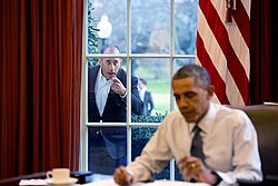 Seinfeld tapping on the Oval Office windows of the White House with President Barack Obama in 2015