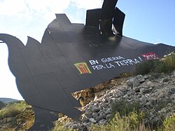 The Osborne bull in Tavernes de la Valldigna was toppled in 2009. The slogan translates from Catalan as "At war for the land!"