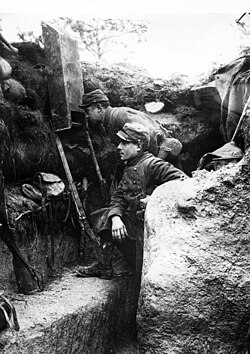 French troopers using a periscope, 1915