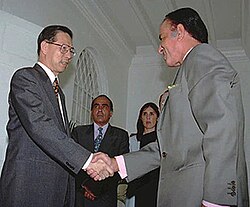 President Ong Teng Cheong received by Carlos Menem.
