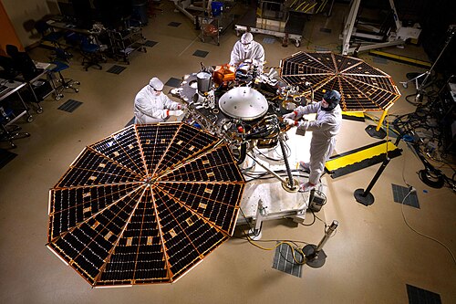 The InSight lander with solar panels