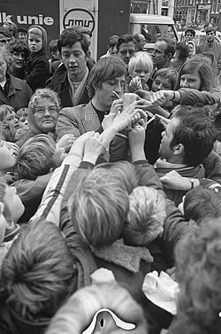 Cruyff signs autographs in Amsterdam (1969)