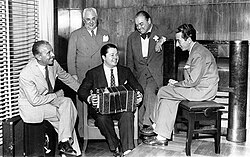 Aníbal Troilo (in the centre, with bandoneon). From left to right: Osvaldo Fresedo, José Razzano, Francisco Canaro and Enrique Santos Discépolo, in 1944.