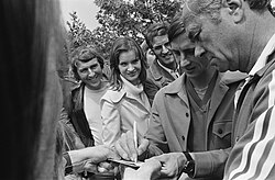 A relaxed Cruyff is giving autographs at Hiltrup
