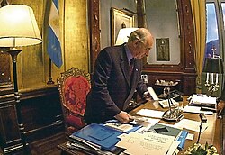 De la Rúa collects his personal belongings after his resignation, 21 December 2001
