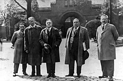 In front of the prison in Berlin-Tegel. From left to right: Kurt Großmann, Rudolf Olden (both German League for Human Rights), Carl von Ossietzky, Apfel (lawyer), Rosenfeld