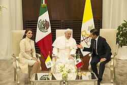 Pope Francis and President Enrique Peña Nieto, accompanied by First Lady Angélica Rivera, held a meeting in the premises of the Presidential hangar following the Pope's arrival in Mexico.