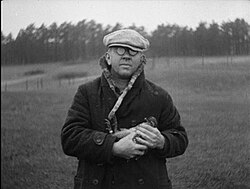 Alfred Otto Gross, holding Booming Ben