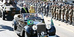 Lula and his wife Marisa Letícia review troops during the 2007 Independence Day military parade