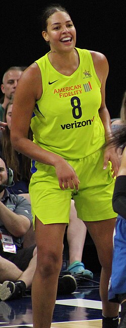 Cambage playing for Dallas in 2018