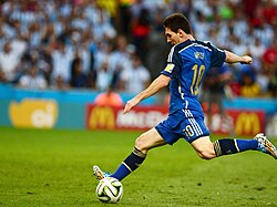 Messi prepares to shoot with his dominant left foot in the 2014 FIFA World Cup final