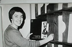María Elena Walsh with a copy of the album Canciones para mí (1963).