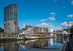 Isozaki Atea and the Zubizuri footbridge, symbols of the city's transformation