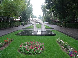 The hands of friendship from Carrara to Yerevan