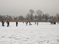 Frozen lake surface: skating in the Markelfinger Winkel