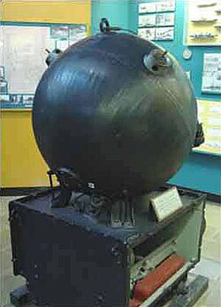 A Mk 6 mine atop its anchor. Two horn fuzes are visible, but the antenna fuze cannot be seen in this image.