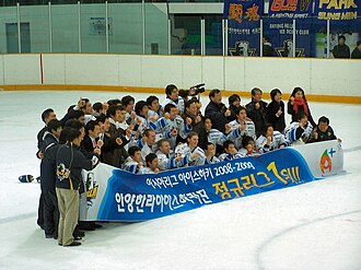Anyang Halla pose for a celebratory photo after defeating High1 on 25 January 2009